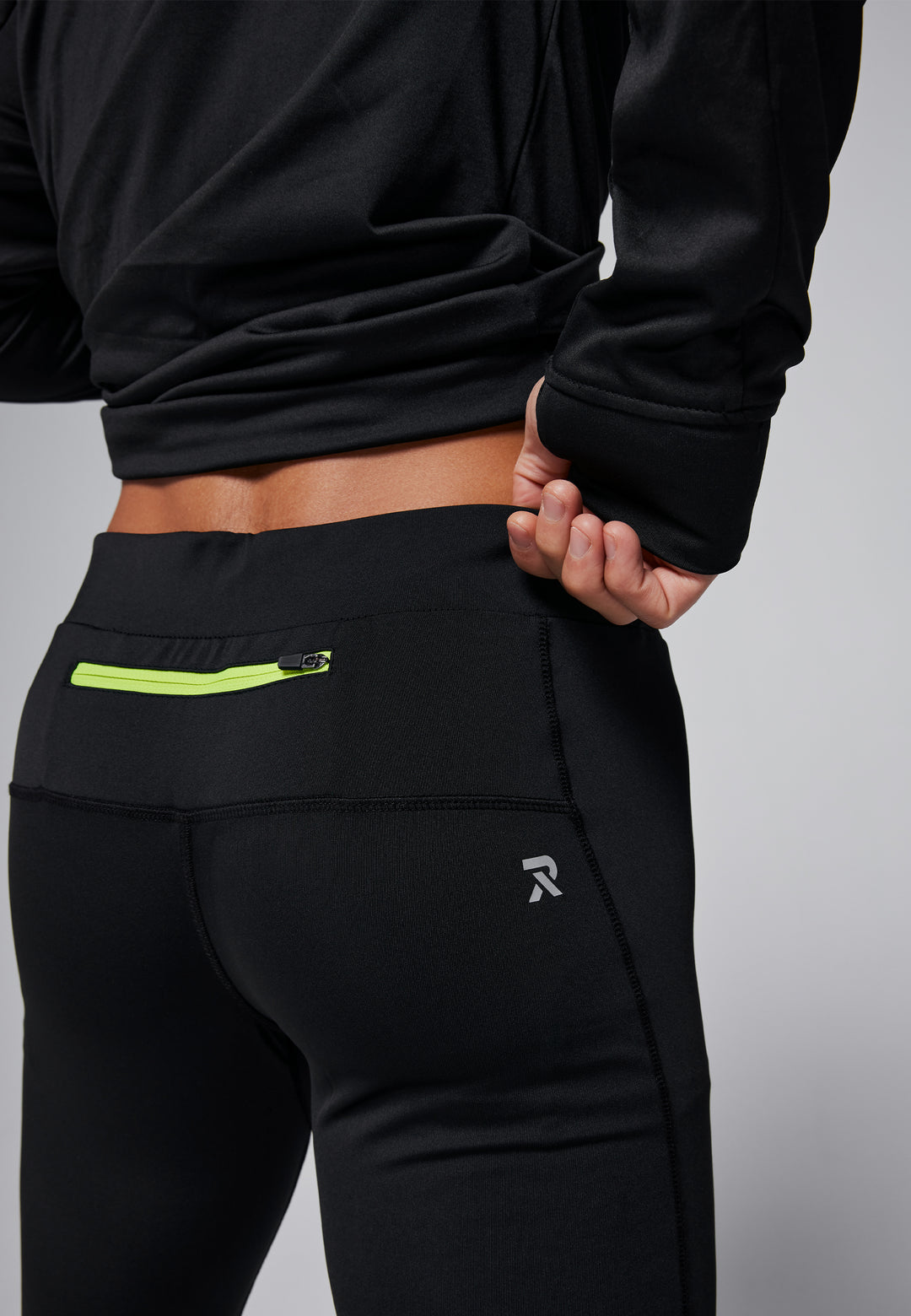 Dry-Cool men's running tight. The elastic band has a key pocket with a zipper. Rather go outside? The reflective details provide more safety.

Men's tight
Elastic waistband
Zipper pocket at back
Crotch part for moving comfortably
Reflective prints