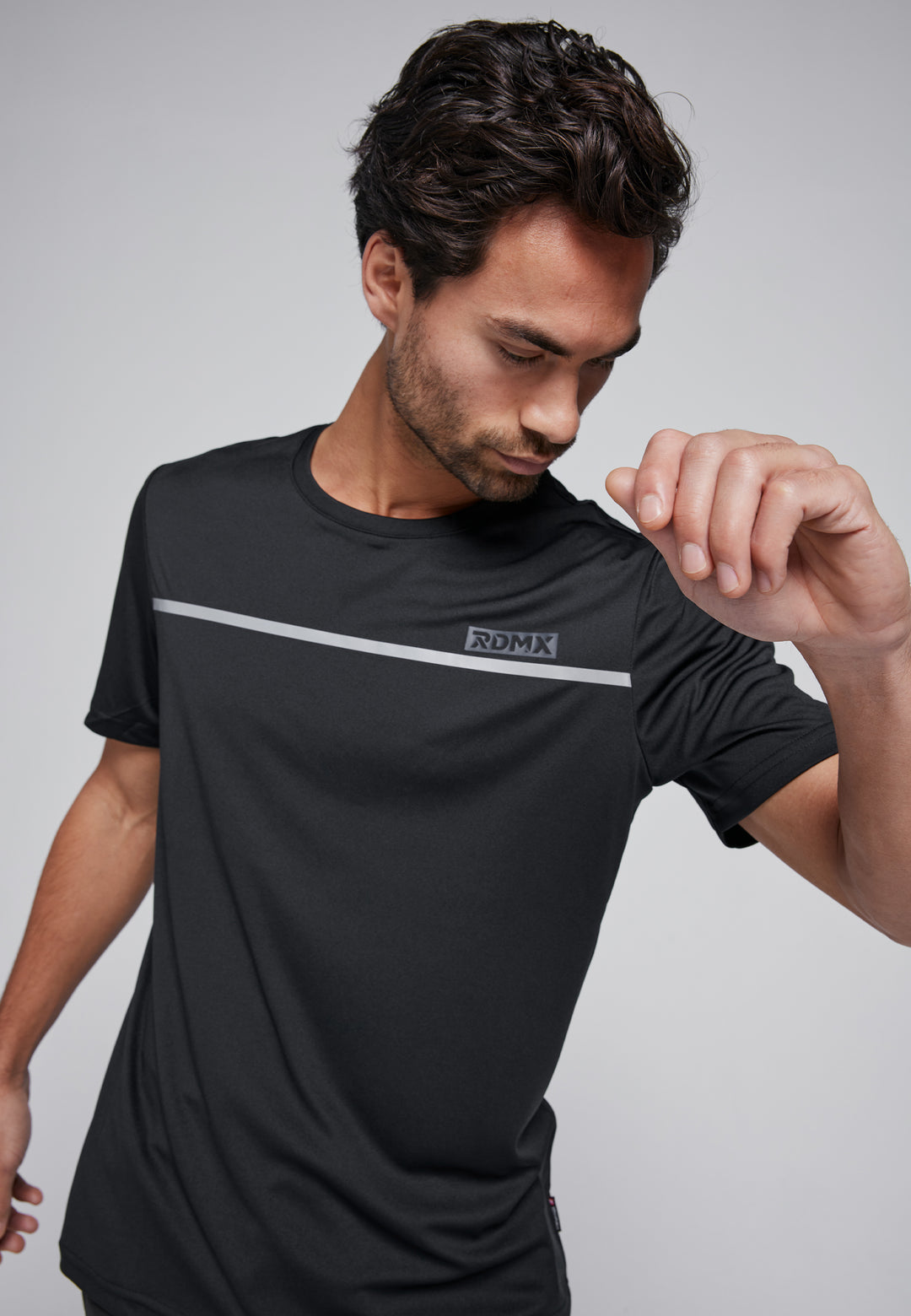 This sports shirt is made of sustainable materials. The Dry Cool function provides a breathable and moisture-regulating effect, so that you can stay dry and comfortable during an intensive training session.